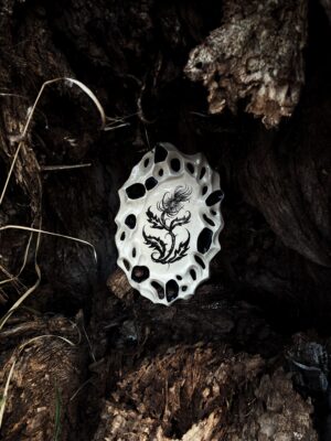 cuadro cerámico "Cardo" de la serie "Dark Side" x Samsararts