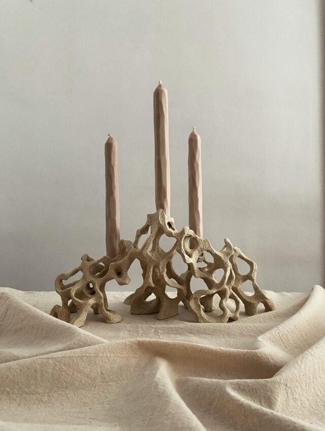 🕯️Candelabro “Raíces”🕯️

Candelabro talla L disponible de esta nueva serie 🖤 

Los candelabros sostienen las velas de @alma_sensi_studio, y se incluyen en la venta de cada uno. Chequea la web o escríbeme sin problema 🖤

#ceramics #handmade #ceramic #ceramicart #cerámica #artesanía #experimentalart #alineaceramics #organicshapes #art #shadowart #alternative #alternativeart #darkside #darkness #candles #candle #candlemaking #candlelover #candleholder #candleholders #candleholderdesign #candlelight