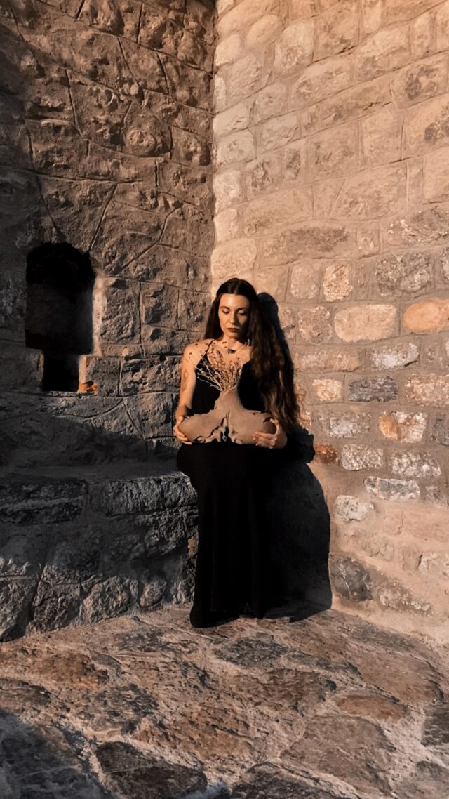 • K  A  V  U  S •

Jarrón 2 (disponible ✨)

Segundo jarrón de esta nueva colección inspirada en las cuevas 🕳️ 🤍 y más que están en camino ⏳

Espero que os guste este pequeño vídeo para presentároslo tal y como me lo imaginaba en mi cabeza 🖤

#ceramics #handmade #ceramic #ceramicart #ceramica #artesanía #experimentalart #alineaceramics #organicshapes #art #shadowart #alternative #alternativeart #darkside #darkness #cueva #cave #vase #ceramicvase #ceramicvases #vasedesign #vaseart